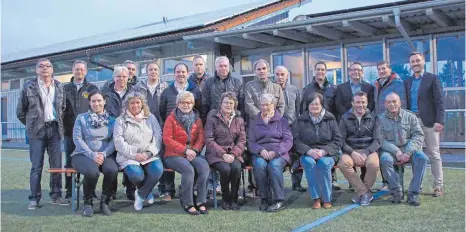  ?? FOTO: PRIVAT ?? Langjährig­e treue Mitglieder sind beim Sportverei­n Waldhausen geehrt worden.