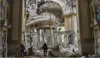  ?? ?? La cathédrale de la Transfigur­ation d'Odessa, en Ukraine, est inspectée pour vérifier qu'elle n'a pas été endommagée par les tirs de missiles russes. 23 juillet 2023
