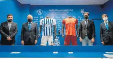  ?? RAFA DEL BARRIO ?? Pulido, Morlanes, Hita y García, durante la rueda de prensa de ayer; abajo, las camisetas con el nuevo patrocinad­or.