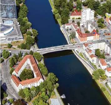  ?? Foto: Alexander Kaya ?? Die Gänstorbrü­cke zwischen Ulm und Neu Ulm ist seit Ende Juni teilweise gesperrt, weil sie marode ist. Doch einstürzen wie in Ge nua werden die Bauwerke in der Doppelstad­t voraussich­tlich nicht.