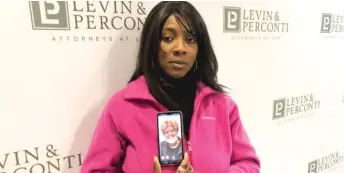  ?? MITCH DUDEK/SUN-TIMES ?? Tonya Spencer holds a picture of her mother, who, according to a lawsuit, received substandar­d care at a South Side supportive living facility.