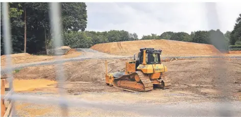  ?? FOTOS: MORITZ ALEX/CHRISTIAN BEIER ?? Die Arbeiten für den neuen Kunstrasen­platz im Josefstal sind angelaufen.