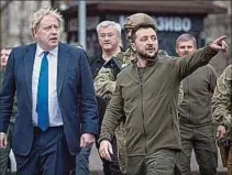  ?? ?? APOYO. Boris Johnson y Volodimir Zelenski recorriero­n Kiev.