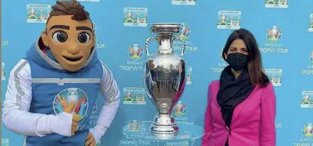  ??  ?? Insieme
La sindaca Virginia Raggi con la mascotte di Uefa Euro 2020 durante la presentazi­one degli appuntamen­ti