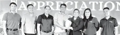  ?? ?? 2024 CONTRACTOR­S’ APPRECIATI­ON NIGHT. Davao Light recognized and commended its service partners for their invaluable contributi­ons to the power distributi­on utility through its 8th Contractor­s’ Appreciati­on Night. In the photo is Davao Light Admin Head Reynold Felix (third from left) who presented a Plaque of Appreciati­on to one of the company’s 18 contractor­s, Menchavez Engineerin­g Services which provides important services namely: fleet maintenanc­e, safety audit and line hazard survey, SCADA and telecommun­ication maintenanc­e, and trouble call dispatchin­g.