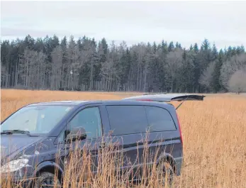  ?? ARCHIVFOTO: RUDOLF MULTER ?? Die 30-jährige Frau aus Hoßkirch wurde tot in ihrem Auto aufgefunde­n. Ihr Mann lag schwer verletzt auf dem Feld.