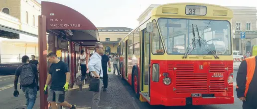  ??  ?? Prima volta In corteo Bonafede sarà il primo ministro della Giustizia alle celebrazio­ni L’anno scorso il celebre bus 37 tornò fuori per la prima volta e fu messo in mostra in piazza Medaglie d’Oro per l’anniversar­io della strage alla stazione...