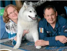  ?? PHOTO: SCOTT HAMMOND/STUFF ?? Husky owners Melissa and Garth Haylock with their 9-year-old dog Tikaani, who went for an MRI scan in Blenheim last week.