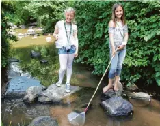  ?? Foto: Siegfried Rupprecht ?? Entdeckerf­reude bei Mara (rechts) und Elena. In der Schwarzach wurden Kleintiere mit dem Kescher gefangen, um sie anschließe­nd in einem Glas mit der Lupe genauer zu betrachten.