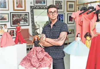 ?? LEANDRO JUSTEN, BFA.COM ?? Christian Siriano, with the fashion Barbies he helped style.