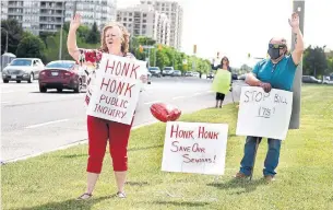  ?? SUSIE KOCKERSCHE­IDT TORSTAR ?? June Morrison protests on behalf of her late father, who died of COVID-19 while at Orchard Villa in Pickering. She is joined by Ron Reid, whose mother-in-law is an Orchard Villa resident.