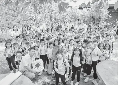  ??  ?? PENDEDAHAN: Murid-murid Sekolah Rendah Visi bersama guru-guru merakam gambar selepas lawatan belajar itu.