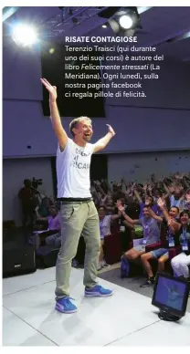  ??  ?? RISATE CONTAGIOSE Terenzio Traisci (qui durante uno dei suoi corsi) è autore del libro Felicement­e stressati (La Meridiana). Ogni lunedì, sulla nostra pagina facebook ci regala pillole di felicità.