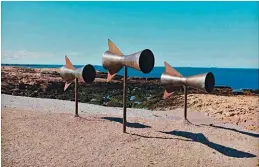  ?? ?? La instalació­n sonora Misterios, en las playas de Bahía Bustamante. Llamadores de ballenas en la Patagonia.