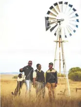  ?? FOTO: WILLEM VAN DER BERG ?? Ná jare as plaaswerke­r het mnr. Jan Masiu (middel) eindelik die kans gekry om self te boer. En met ’n bietjie hulp van Sernick en die Jobs Fund is dié boer en sy seuns, Ishmael (regs) en Vincent, van Senekal in die Vrystaat op die regte spoor en kan hulle begin groot droom.