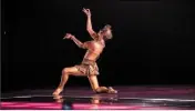  ?? ?? Moment suspendu quand le Premier danseur de l’Opéra de Paris, Jérémy-Loup Quer, a interprété une pièce du ballet de La Bayadère, transformé en idole dorée.