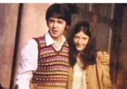  ?? FOTO: ARCHIV ?? Sie brachte den Beatles die Post nach Hause: Freda Kelly mit Paul McCartney im Jahr 1967.