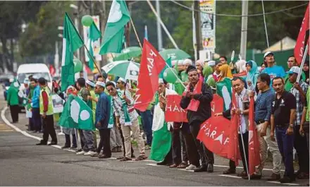  ?? [FOTO HIASAN] ?? Gelagat sebahagian penyokong meraih undi pada PRK Port Dickson, Sabtu lalu.