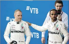  ?? CHARLES COATES / GETTY ?? Hamilton consola un Bottas abatut al final de la cursa