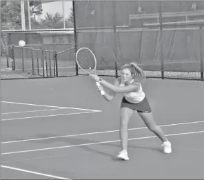  ?? DR. FRANK THIBAULT/SPECIAL to The Saline Courier ?? Benton tennis player Emma Young competes in a match earlier this season.