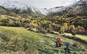  ?? ?? Vall d'Unarre, con el pueblo de Gavàs FOTO: ORIOL CLAVERA