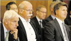  ?? AP-BILD: SCHMIDT ?? Die Autoindust­rie am Berliner Verhandlun­gstisch (von links): Volkswagen-Chef Matthias Müller, Daimler-Chef Dieter Zetsche und BMW-Chef Harald Krüger