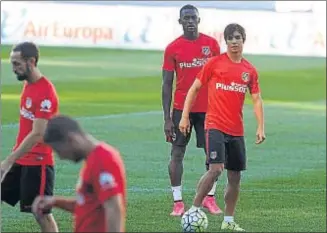  ?? DANI DUCH ?? Óliver Torres controla un balón durante el entrenamie­nto del Atlético