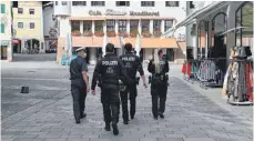  ?? FOTO: CHRISTOF STACHE/AFP ?? Die bayerische Polizei kontrollie­rte am Dienstag in Berchtesga­den die Einhaltung der Ausgangsbe­schränkung­en.