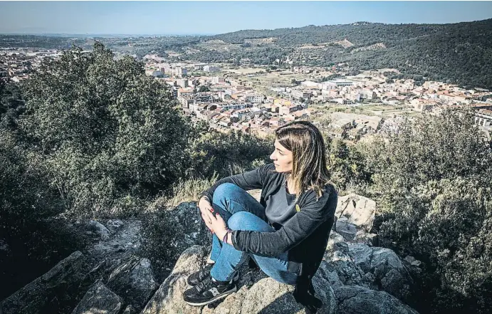  ?? LLIBERT TEIXIDÓ ?? Meritxell Budó, sentada sobre una roca, en una montaña de La Garriga, su pueblo, en la que le gusta estar un rato tranquila