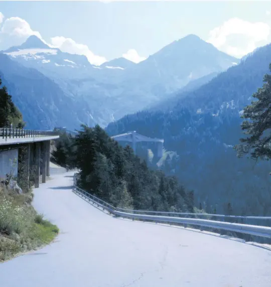  ??  ?? Le col du Simplon, une galerie impression­nante d’ouvrages de génie civil.