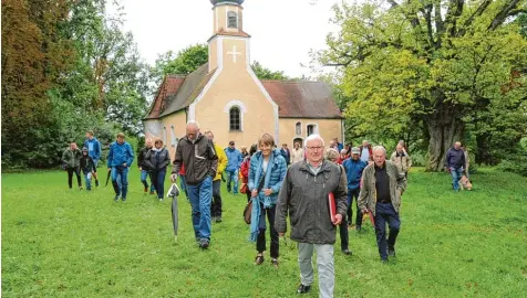  ?? Fotos: Michael Geyer ?? Heimatpfle­ger Manfred Veit (vorne) führte seine Gäste am gestrigen Tag des offenen Denkmals zur Antonius und Annakapell­e (im Hintergrun­d) sowie zur Gruft auf dem An toniberg.