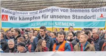  ?? FOTO: DPA ?? Mitarbeite­r halten Transparen­te bei der Protestakt­ion der Görlitzer Turbinen-Werke gegen die Sparpläne bei Siemens hoch. Bei dem Technologi­ekonzern sollen in Deutschlan­d allein bis zu 4000 Stellen wegfallen.