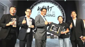  ??  ?? Abdul Karim (centre) accepting a memento from Foo (second right) during the event. Also seen are (from left) Tan, Lee and Hii. — Photos by Jee Photograph­y