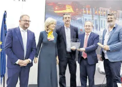  ?? J. VENTURA ?? El alcalde de Mérida, la consejera de Turismo, el director del Festival de Mérida y del consorcio, reciben el premio Cermi.