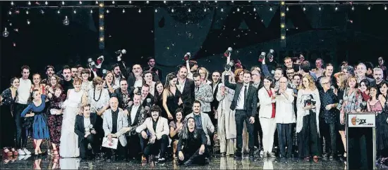  ?? MANUEL BRUQUE / EFE ?? La foto de família dels guanyadors dels vintens premis Max, entregats dilluns al Palau de les Arts, a València