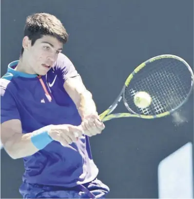  ?? Brandon Malone / AFP ?? Carlos Alcaraz pica un revés, durant el seu victoriós debut a l’Open d’Austràlia.