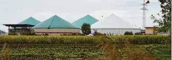  ?? Foto: Marcus Merk ?? 2017 waren in Bayern 2493 solcher Biogasanla­gen, wie diese nahe Westendorf, in Betrieb. Neue Anlagen werden seit 2012 aber kaum noch gebaut. Ein Grund dafür ist, dass die staatliche Förderung inzwischen geringer ausfällt.