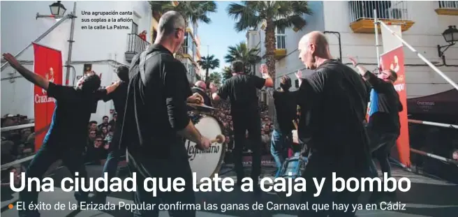  ?? LOURDES DE VICENTE ?? Una agrupación canta sus coplas a la afición en la calle La Palma.
