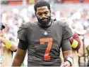  ?? DAVID RICHARD/AP ?? Cleveland Browns quarterbac­k Jacoby Brissett (7) walks off the field after the team lost to the Los Angeles Chargers.