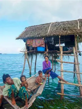  ??  ?? TOP LEFT
The Bajau Laut construct simple huts on stilts and use traditiona­l boats called lepa lepa