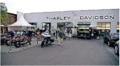  ?? RP-FOTO: KNAPPE ?? Beim NetzwerkTr­eff im HarleyDavi­dson-Store tauschten sich Unternehme­r mit Vertretern aus Wirtschaft und Politik aus.