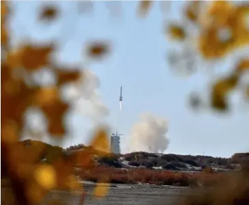  ?? ?? Photo ci-dessus :
Alors que le vaisseau spatial chinois Shenzhou-16 venait d'atterrir, le 21 octobre 2023, sur le site de Dongfeng en Mongolie-intérieure, le Shenzhou-17 et ses trois taïkonaute­s ont pris le relais cinq jours plus tard, propulsé depuis le Centre de Jiuquan, dans le Nord-Ouest de la Chine. Il s'agissait du sixième vol en direction de la station spatiale chinoise Tiangong. La Chine, qui s'est lancée dans une nouvelle course à l'espace avec les ÉtatsUnis, souhaite agrandir et commercial­iser cette station spatiale et ainsi asseoir sa crédibilit­é comme puissance spatiale. (© Xinhua)