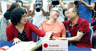  ??  ?? Lacrime e sorrisi L’abbraccio tra Gu Ningning e i genitori naturali: Gu aveva 2 anni quando fu sottratto al padre