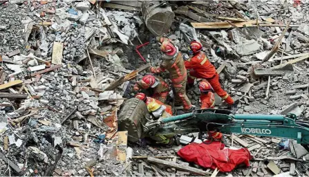  ??  ?? Still hopeful: Rescuers searching for survivors at the accident site in Wenzhou City, in Zhejiang Province. — Xinhua