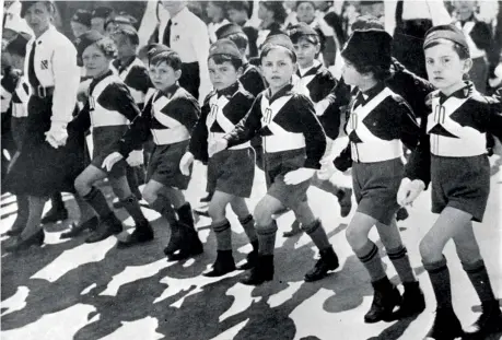  ?? ?? Figli della lupa sfilano a Roma il 24 maggio 1936. Nei figli della lupa, sotto il regime fascista, venivano inquadrati i bambini dai sei agli otto anni