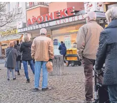  ??  ?? Vor vielen Apotheken bildeten sich Warteschla­ngen von älteren Menschen, die kostenlose FFP2-Masken abholen wollten.