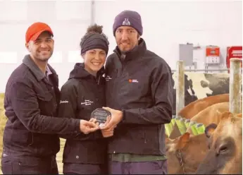  ??  ?? Au nom de la Banque Nationale, Mathieu Charbonnea­u est fier de féliciter les propriétai­res de la Ferme Geneviève et Bruno Bessette, de La Conception, pour leur première année en production dans leur nouvelle étable.