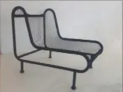  ?? (Photo A. B.) ?? La chaise « Grand Ribaud », en acier thermolaqu­é et filet de pêche teinté de Thomas Defour.