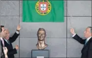  ??  ?? AEROPUERTO CRISTIANO RONALDO. El crack estuvo arropado por las más altas autoridade­s políticas de Portugal, su novia y mil madeirense­s. Su busto ya luce en la terminal.