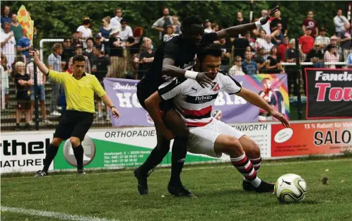  ??  ?? „Lieber gleich mit dem ersten Kontakt“: Niendorfs Matchwinne­r Evailto Martins Fernandes (l.) im Zweikampf mit Altonas Onur Saglam